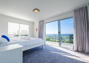 4 bedrooms, iron/ironing board, internet, bed sheets