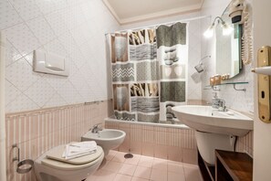 Dusche, Haartrockner, Bidet, Handtücher