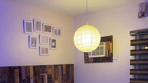 遮光窗帘、免费 WiFi、床单