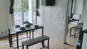 Uma cozinha compacta com mesa de jantar, banco e planta em vaso.