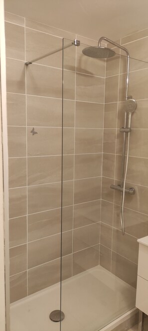 Een douche, toiletpapier