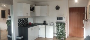 Réfrigérateur, micro-ondes, four, cafetière/bouilloire