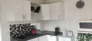 Een koelkast, een microgolfoven, een oven
