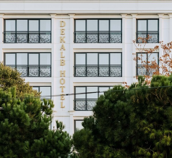 A building with a sign reading "DEKALB HOTEL". - Dekalb Hotel (Istanbul)