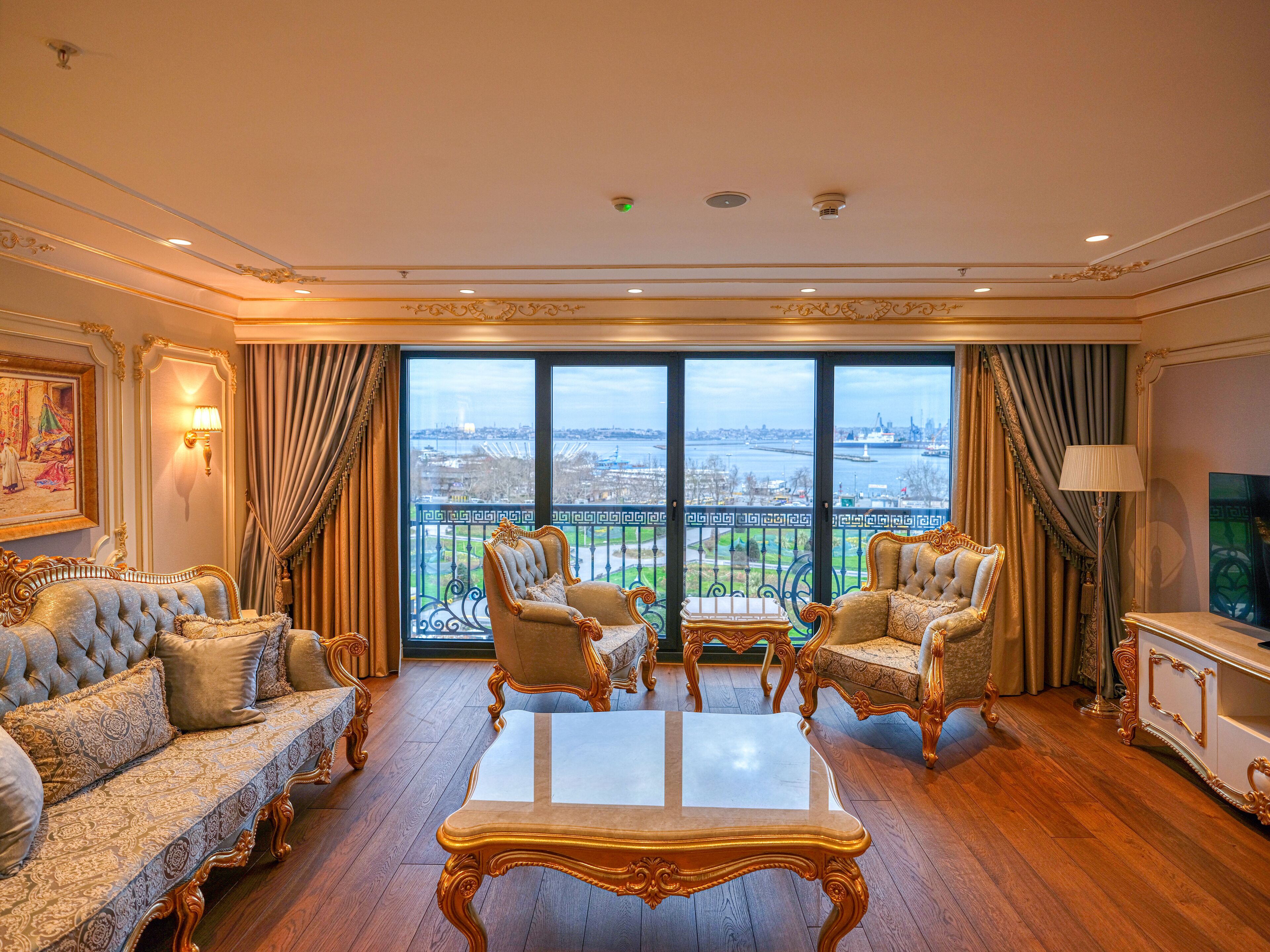 Junior Suite Room with Sea View | Wohnbereich | 140-Zoll-Smart-TV mit Satellitenempfang, Fernseher