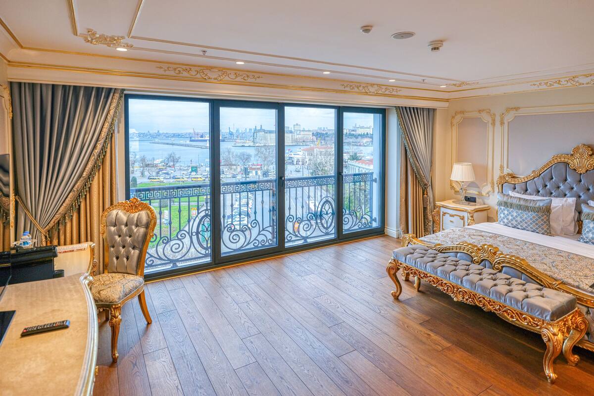 Junior Suite Room with Sea View | 高級寝具、ミニバー、セーフティボックス (室内)、ノートパソコン用作業スペース