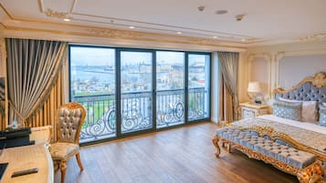 Junior Suite Room with Sea View | Premium-sengetøj, minibar, pengeskab på værelset, individuelt design