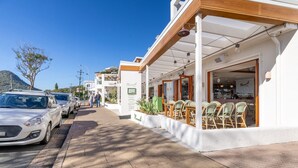 Outdoor dining - Big Wave At Shoal Bay, 8 Achilles St - large home with ducted air con, Wi-Fi and Linen (Nelson Bay)