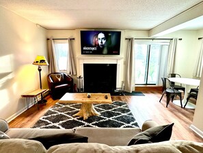 Smart TV, fireplace - Walk to Mount Snow, Cozy, Clean and Comfortable! (West Dover)