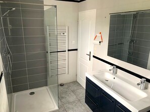 Combined shower/bathtub, jetted bath, hair dryer, towels - Villa Laurence Olivier 10 minutes from beaches (Palau-del-Vidre)