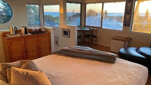 1 bedroom, iron/ironing board, WiFi, bed sheets - Ocean views - Walk to beach & cafes (Sorrento)