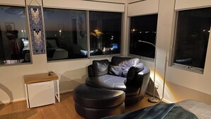 Spa - Ocean views - Walk to beach & cafes (Sorrento)