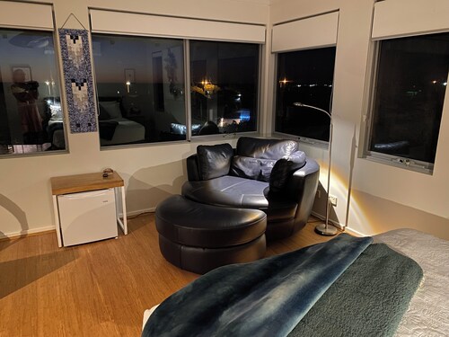 Ocean views - Walk to beach & cafes