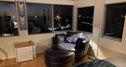 Ocean views - Walk to beach & cafes