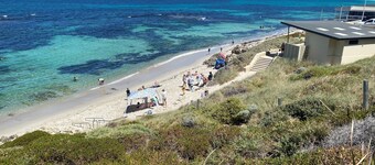 Ocean views - Walk to beach & cafes