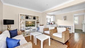 TV - Breakers on Orion Beach, Vincentia (Vincentia)