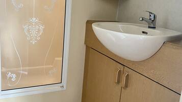 Een douche, handdoeken, toiletpapier