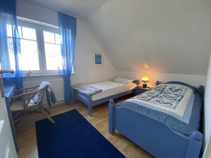 2 makuuhuonetta, työpöytä, silitysrauta/-lauta, vauvan matkasänky