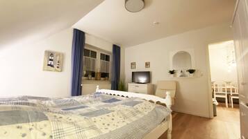 2 chambres, bureau, fer et planche Ă repasser, lit parapluie