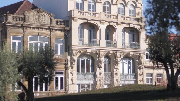 A historic building with multiple balconies and arched windows. - PORTO CLÉRIGOS Apartments Daisy (1st) (Porto)