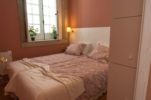 2 chambres, fer et planche à repasser, Wi-Fi, draps fournis
