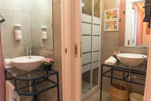 Een douche, een haardroger, handdoeken