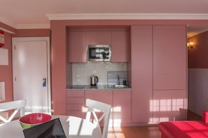 Frigorifero, microonde, piano cottura, macchina per tè/caffè