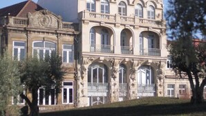A historic building with multiple balconies and arched windows. - Porto Clérigos Apartment Violet (4th) (Porto)