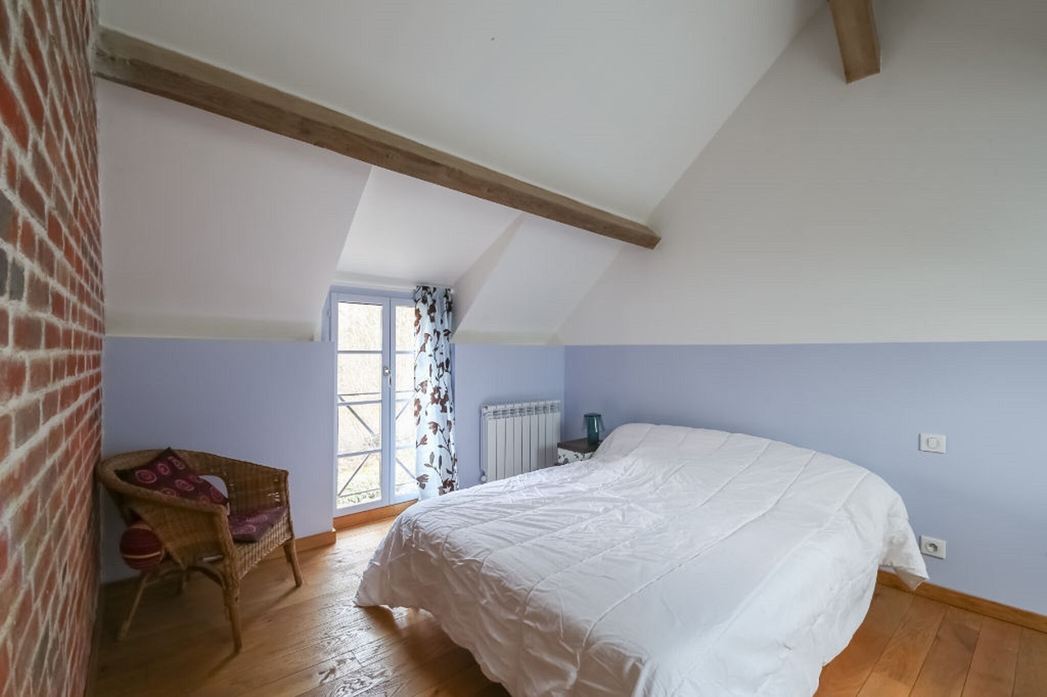5 chambres, bureau, fer et planche à repasser, lit parapluie