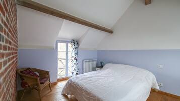 5 chambres, bureau, fer et planche à repasser, lit parapluie