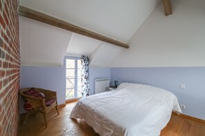 5 Schlafzimmer, Schreibtisch, Bügeleisen/Bügelbrett, Reisekinderbett
