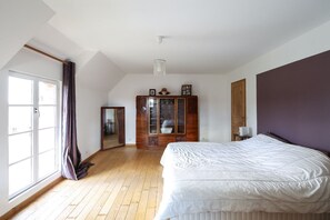 6 chambres, bureau, fer et planche à repasser, lit parapluie