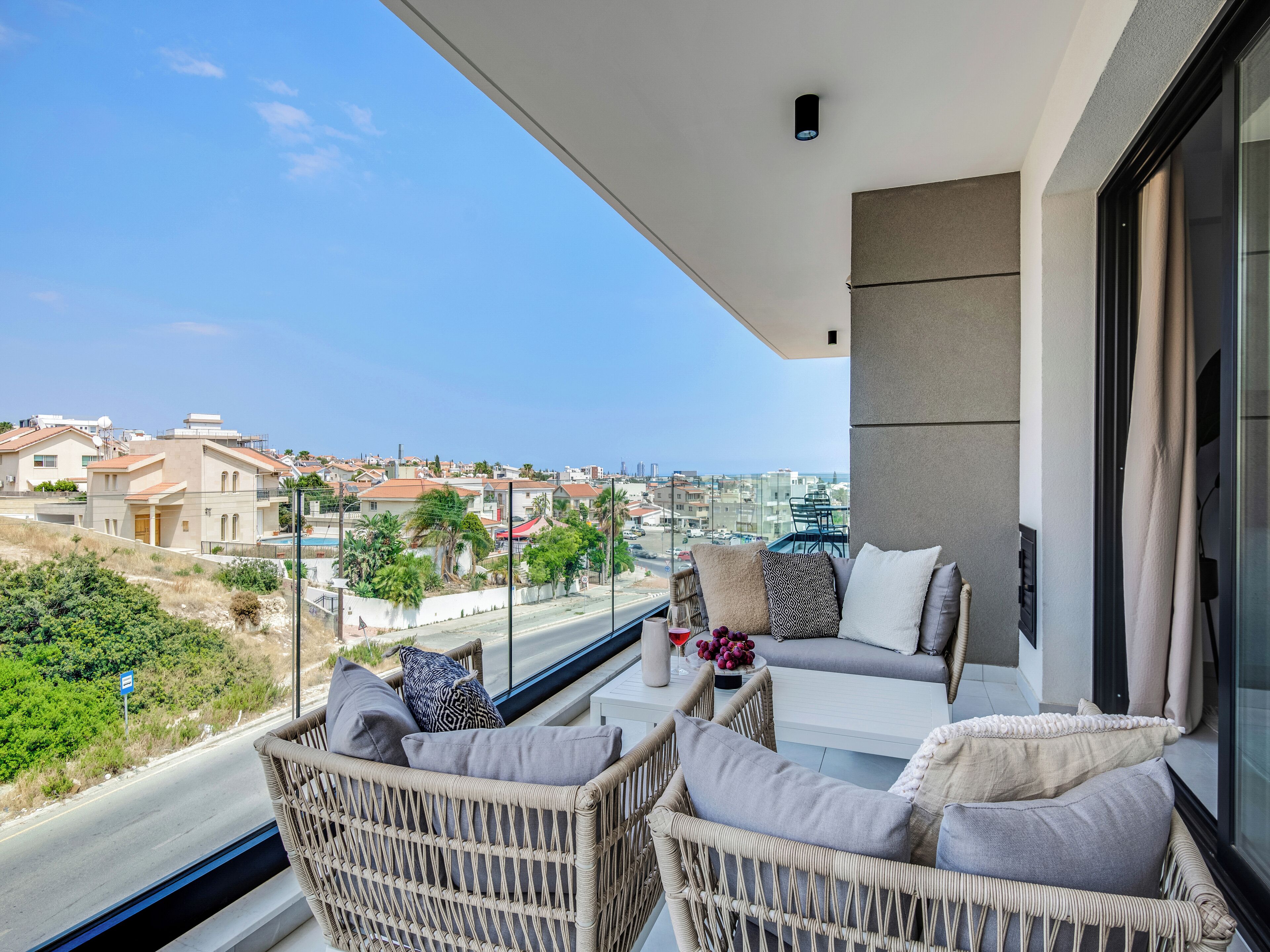 Sanders Elgio - Pleasant 2-bdr Apt w Balcony