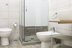 Superior-Doppelzimmer | Badezimmer | Dusche, Haartrockner, Bidet, Handtücher