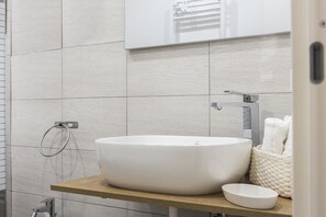 슈피리어 더블룸 | 욕실 | 샤워 시설, 헤어드라이어, 비데, 타월