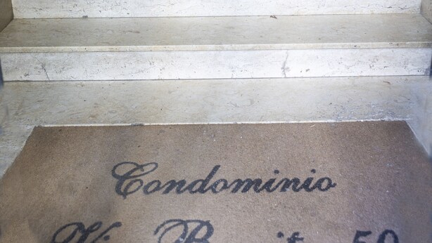 A staircase leading to an upper floor with a sign reading "Condominio Via Bonito, 50". - AdAstra b&b (Naples)