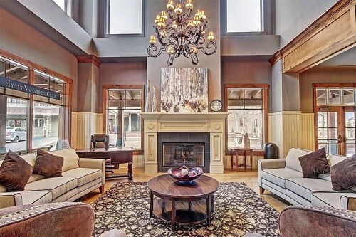 Luxurious retreat in Breckenridge steps from Quicksilver chairlift and amenities