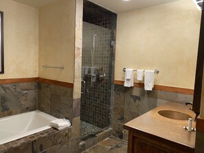 Badewanne, Haartrockner, Handtücher, Seife