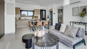 Un apartamento moderno con comedor, cocina y sala de estar.