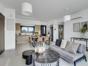 Appartement, 2 chambres, balcon, vue sur la ville | Salle de séjour