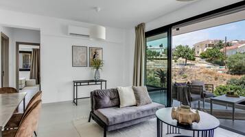 Apartment, 2 Bedrooms, Balcony, City View | Dining