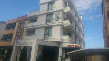 Vista frontal de la propiedad