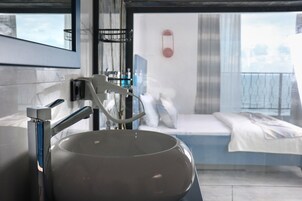 奢华客房 | 浴室 | 淋浴设施、大花洒淋浴喷头、吹风机、浴袍