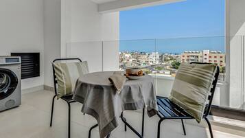 Estudio, varias habitaciones, balcón, vistas a la ciudad | Balcón