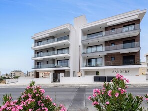 Monolocale, camere multiple, balcone, vista città | Ingresso della struttura