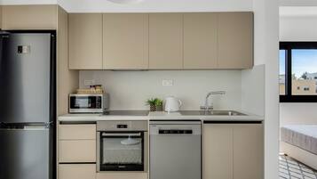 Estudio, varias habitaciones, balcón, vistas a la ciudad | Interior