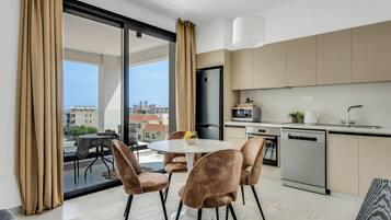 Estudio, varias habitaciones, balcón, vistas a la ciudad | Comedor