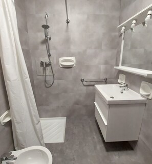 A modern bathroom with a shower, toilet, and sink. - Cozy Studio With Shared Pool (Caorle)
