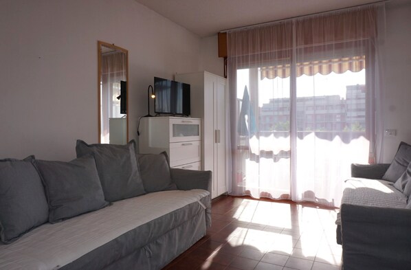 Studio, Multiple Bedrooms, Balcony | Living room