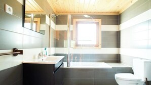 A modern bathroom with a shower, toilet, and sink. - 2 bedroom private vacation home in figueirã³ dos vinhos (Figueiró dos Vinhos)